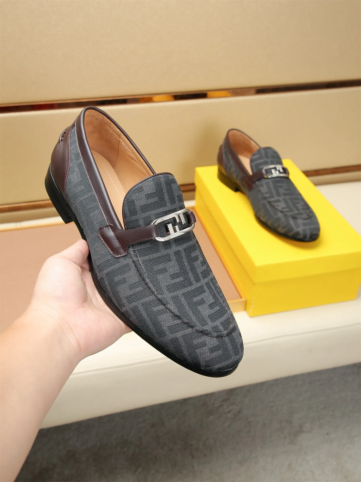 Men's shoes💰460 🕷🕷【FENDI】The latest men's formal leather shoes🇨🇳Classic series not to be missed💯The first layer is made of imported first-layer cowhide☘Original quality, the leather is smooth and delicate🎋Awesome version, perfect streamlined outline🍇Cowhide lining, size 38-44 (customized at 45.46)...